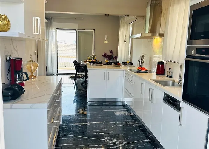 Flev's House With Jacuzzi & Rooftop Bbq Lejlighed Kremastí